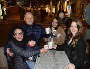 Treffpunkt Strassenrand. Bei der Kreuzung Marktgasse – Obere Bahnhofstrasse fand man Zeit für einen wärmenden Punsch.
