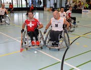 Die Unihockeyspieler liefern sich in der Aachtalhalle packende Zweikämpfe. (Bilder: Christoph Heer)