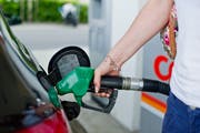 Um ihren Beitrag an den Klimaschutz zu leisten, erhöht die Erdöl-Branche beispielsweise an Tankstellen die Preise. (Bild: Coralie Wenger)
