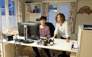 Stützpunktleiterin Petra Hofer (links) und Claire-Lise Lippuner, Präsidentin der Spitex Grabs Gams, im Leitungsbüro. Es befindet sich neu im ersten Obergeschoss. (Bild: Hanspeter Thurnherr)