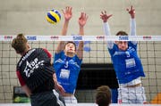 Marcin Ernastowicz versucht den Luzerner Block mit Luca Widmer und Nick Amstutz zu überwinden. Bild: Eveline Beerkircher (Luzern, 9.12.2018)
