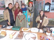 Die Mitglieder der Pfadi verkaufen Kuchen.