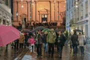 Die Trauergemeinde beim Verlassen der Kirche. Bild: Marcel Bieri/Keystone (Solothurn, 8. Dezember 2018)