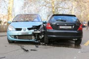 Die beiden Unfallautos am Freitagnachmittag auf der Oberstrasse. (Bilder: Stadtpolizei St.Gallen - 7. Dezember 2018)