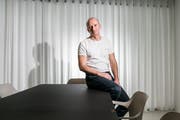 Psychiater Frank Urbaniok arbeitet in einer Gemeinschaftspraxis, in der er keinen festen Arbeitsplatz hat. Häufig installiert er sich in diesem Sitzungszimmer.(Bild: Sandra Ardizzone (Pfäffikon, 5. Dezember 2018)