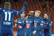 Der zweifache FCL-Torschütze Blessing Eleke (Mitte) wird von seinen Teamkollegen beglückwünscht. (Bild: Martin Meienberger/Freshfocus (Zürich, 9. Dezember 2018))
