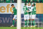 Vincent Sierro (rechts) wird zu seinem Tor zum 3:1 beglückwünscht. (Bild: Urs Bucher)