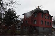In Flawil fiel ein Baum auf das Dach eines Hauses. (Bild: Kantonspolizei St.Gallen)