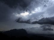 In der Nacht auf Sonntag zogen stürmische Winde über die Schweiz. Mit dem Sturmtief «Marielou» soll der Winter Einzug halten. (Bild: KEYSTONE/URS FLUEELER)