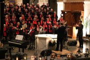 Roman Lopar dirigiert in der katholischen Kirche den Gesamtchor. (Bild: Markus Bösch)