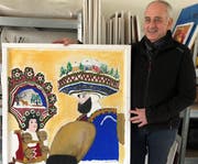 Walter Frick, Museumskurator, mit einem der erhaltenen Bilder.