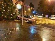 Ein Autofahrer hat in Riehen BS die Kontrolle über sein Auto verloren und ist auf ein Trottoir aufgefahren. Ein geschmückter Weihnachtsbaum in unmittelbarer Nähe des Unfallorts wurde nicht in Mitleidenschaft gezogen. (Bild: Kantonspolizei Basel-Stadt)