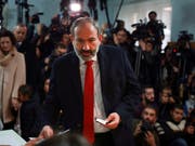 Ministerpräsident Paschinjan bei der Stimmabgabe. An einem Sieg Paschinjans zweifelte am Wahltag niemand. (Bild: KEYSTONE/AP PAN Photo/VAHAN STEPANYAN)