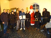 Marco Hauger mit seiner Urkunde (Mitte), flankiert von Vorstandsmitgliedern der Senatoren JCI Switzerland. (Bild: PD)