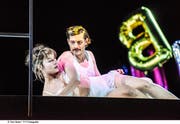 Fabian Müller in der Rolle des Machos Alfred in «Geschichten aus dem Wiener Wald», mit Anna Blumer als Marianne. (Bild: Toni Suter/T+T Fotografie)