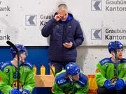 Michel Riesen (Mitte) muss auch nach dem vierten Spiel als Coach des HC Davos auf den ersten Sieg warten (Bild: KEYSTONE/JUERGEN STAIGER)