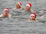 Trotz garstigen Wetterverhältnissen gab es am 19. Zürcher Samichlaus-Schwimmen einen neuen Teilnehmerrekord. (Bild: KEYSTONE/WALTER BIERI)