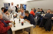 Besucher und am Umbau Beteiligte geniessen im neuen Sitzungszimmer im ausgebauten Dachstock den Eröffnungsapéro. (Bild: Hanspeter Thurnherr)