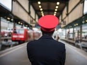 Warnsteiks: Reisende der Deutschen Bahn müssen am Montagmorgen mit Verspätungen und Zugausfällen rechnen. Auch Verbindungen mit der Schweiz dürften betroffen sein. (Bild: KEYSTONE/EPA DPA/WOLFRAM KASTL)