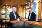 Ein eingespieltes Team: Stefan Meier (links) und Kuno Trevisan haben lange zusammen gearbeitet. (Bild: Maria Schmid (Zug, 7. Dezember 2018))