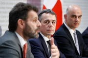 Staatssekretär Roberto Balzaretti, vorne, spricht an der Seite von Bundesrat Ignazio Cassis (Mitte) und Bundespräsident Alain Berset während der Medienkonferenz zum Rahmenabkommen mit der EU. ((Bild: Peter Klaunzer/Keystone (Bern, 7. Dezember 2018))