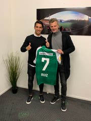 Victor Abril Ruiz mit Sportchef Alain Sutter. (Bild: pd)