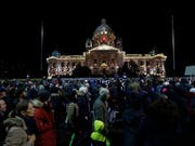 In Belgrad sind am Samstagabend viele Menschen auf die Strasse gegangen und haben gegen ihre Regierung demonstriert. (Bild: KEYSTONE/AP/DARKO VOJINOVIC)