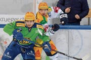 Zugs Lino Martschini (hinten) wird vom Davoser Inti Pestoni an die Bande gedrückt. (Bild: Jürgen Staiger/Keystone (Davos, 9. Dezember 2018))