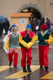 Bunt verkleidete Märchenfiguren waren in Zugs Altstadt unterwegs. (Bild: Maria Schmid (Zug, 9. Dezember 2018))