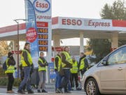Stein des Anstosses für die Gelbwesten: die Benzinpreise. Am Anfang der Proteste stand ein Handy-Video auf Facebook. (Bild: Keystone/EPA/JULIEN WARNAND)