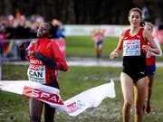 Endspurt im Schlamm: Fabienne Schlumpf läuft hinter Yasemin Can zu Silber. (Bild: KEYSTONE/EPA ANP/ROBIN VAN LONKHUIJSEN)