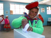 Eine indigene Frau bei der Stimmabgabe in Cusco in Peru. (Bild: KEYSTONE/EPA EFE/LEON CASTELLAR)