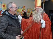 Für den Kägiswiler Korporationspräsidenten Hampi Lussi gab es nur eine ganz dünne Rute, denn der Samiglais zeigte sich mit ihm zufrieden. (Bilder: Robert Hess (Kägiswil, 8. Dezember 2018))