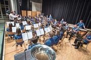 Volle Konzentration beim Auftritt: Dirigent Thomas Fischer und die jungen Musikantinnen und Musikanten. (Bilder: Reto Martin)