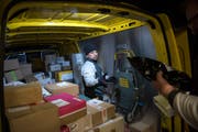Die Pakete werden in eines der Fahrzeuge verpackt, mit denen die Verträger dann zu den Empfängern fahren. (Bild: Dominik Wunderli, Rothenburg, 6. Dezember 2018)