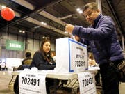 Ein Peruaner stimmt über die Verfassungsreform ab. Mehr als 24 Millionen Wahlberechtigte waren am Sonntag aufgerufen, in einem Volksentscheid unter anderem über ein geplantes Verbot der direkten Wiederwahl von Abgeordneten abzustimmen. (Bild: KEYSTONE/EPA EFE/PAOLO AGUILAR)