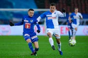 Muss gegen die Grasshoppers verletzt ausgewechselt werden: Ruben Vargas (links), hier gegen Grasshoppers Nedim Bajrami. (Bild: Martin Meienberger/Freshfocus (Zürich, 9. Dezember 2018))