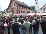 Die Bürgermusik Ettenhausen spielt mitten in der Marktgasse. (Bilder: Kurt Lichtensteiger)