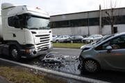 Es kam zu einer Frontalkollision zwischen einem Sattelschlepper und einem Autofahrer. (Bild: Luzerner Polizei (Willisau, 28. März 2018))