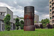 Mitten in der Überbauung Herti ragt «turris» drei Meter in die Höhe und bildet einen starken Kontrast zur Strenge der umliegenden Architektur. (Bild Andreas Faessler)