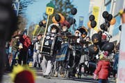 Viele Guggenmusigen liefen mit und animinierten die Fasnächtler zum Tanzen und Wippen. (Bilder: Maria Schmid (Hünenberg, 13. Februar 2018))