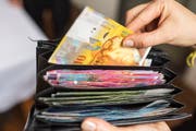 Wieviel Geld ist noch im Portemonnaie? Das haben die Stimmbürger am Freitag erfahren, noch vor der Abstimmung am 28. Februar. (Archivbild Neue LZ)