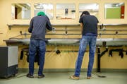 Zwei Asylbewerber im Asylzentrum in Dagmersellen. (Bild: Philipp Schmidli)