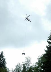 Das Wrack wurde mit einem Helikopter geborgen. (Bild Kantonspolizei Obwalden)
