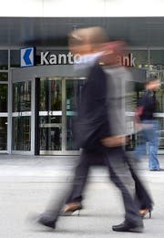 Die Luzerner Kantonalbank muss mit einer Busse rechnen. Im Bild der Eingang am Hauptsitz in Luzern. (Bild Philipp Schmidli)
