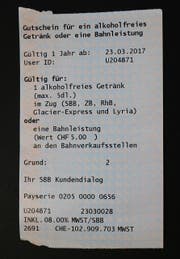 Ein Trost für die Unannehmlichkeiten: SBB-Mitarbeiter druckten am Mittwochabend in Ebikon Getränkgutscheine aus. (Bild: Christian Volken/Luzernerzeitung.ch, Luzern, 23. März 2017)