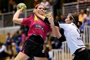 Lisa Frey von den Spono Eagles (links) wird von der Stanserin Barbara Schiffmann unsanft gestoppt. (Bild Philipp Schmidli)