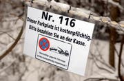 Wer bei der Talstation der Soos-Bahn im Schlattli nicht für seinen Parkplatz zahlt, dem wird mit Abschleppen gedroht. (Bild Bert Schnüriger/Neue SZ)