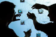 Ein Forschungsteam des Departements Informatik der Hochschule Luzern bringt einer Software bei, so zu denken wie Menschen. (Bild: Martin Vogel / Hochschule Luzern)