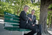 Tourismusdirektor Marcel Perren (rechts) und Stadtrat Adrian Borgula nahmen am Dienstag auf einer der neuen Sitzbänke beim Nationalquai Platz. (Bild Pius Amrein)